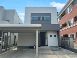 金沢市の外壁塗装施工事例｜黒ずみを解消しツートンカラーで新築のように蘇った外壁