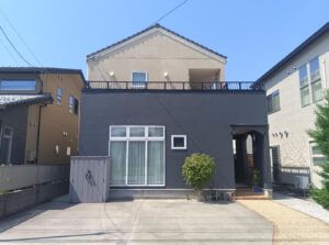【金沢市】外壁塗装で生まれ変わった戸建住宅｜黒×ベージュのモダンデザインにリフォーム