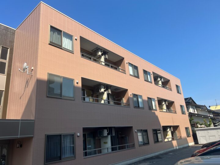金沢市 集合住宅 フルリフォーム施工事例｜外壁塗装＋ベランダ防水＋駐車場ライン引きで資産価値アップ
