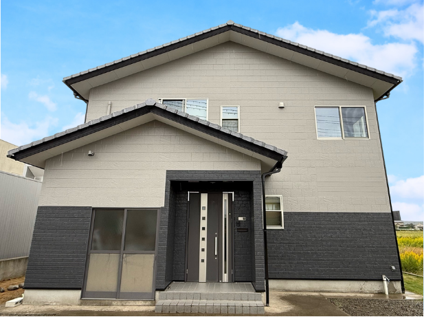 加賀市の外壁塗装施工事例|築18年の家をグレー×ブラックのツートンでモダンに再生