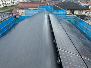 【河北郡内灘町】太陽光パネル付き屋根の塗装で防水性と美観を回復！