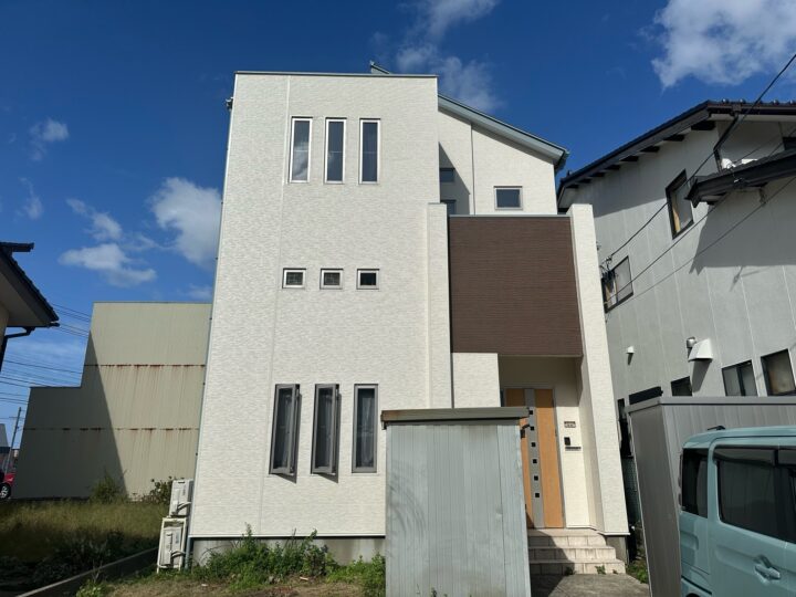 【石川県河北郡津幡町】10年前に外壁塗装をしたが劣化が進行…アルミサイディングで新築のように生まれ変わった外壁