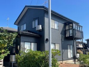 【小松市】築30年の戸建て住宅｜劣化が進んだ外壁を塗装で一新！コーキング剥離・クラック・チョーキングを徹底補修