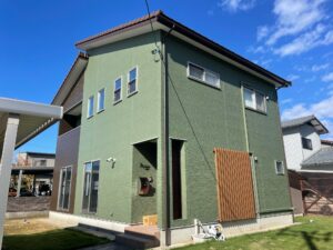 【小松市】外壁の色あせ・カビを一新｜劣化したシーリングを補修して耐久性を回復した外壁塗装施工事例