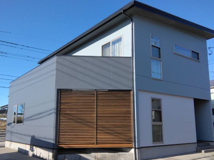 河北郡津幡町 外壁塗装施工事例｜ツートンカラーで明るく洗練された住まいに
