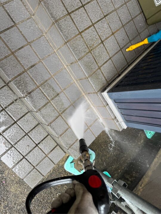玄関周りの高圧洗浄